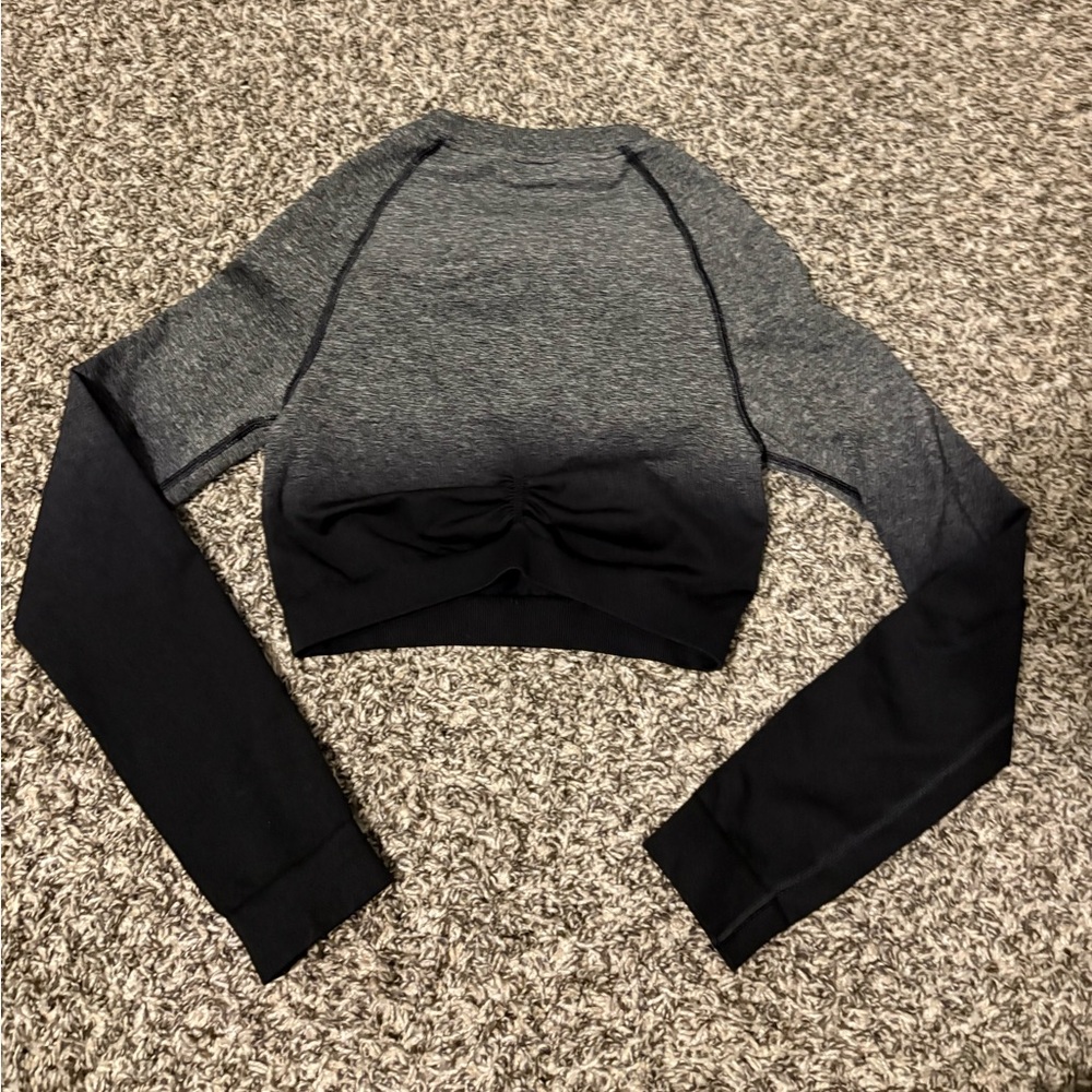 Gymshark Women's Gray and Black Crop Top - Picture 2 of 2